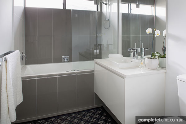 Italian elegance: Grey bathroom by Massimo Interiors